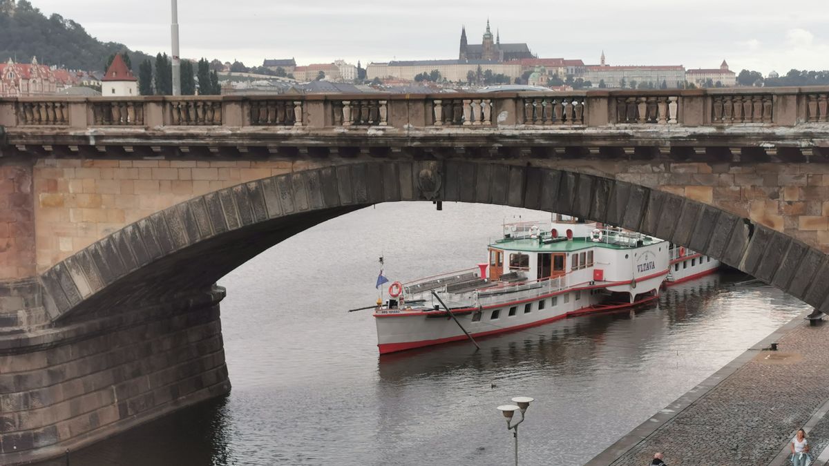 Praha kvůli stavu vody ve Vltavě uzavírá náplavky a přeruší plavbu